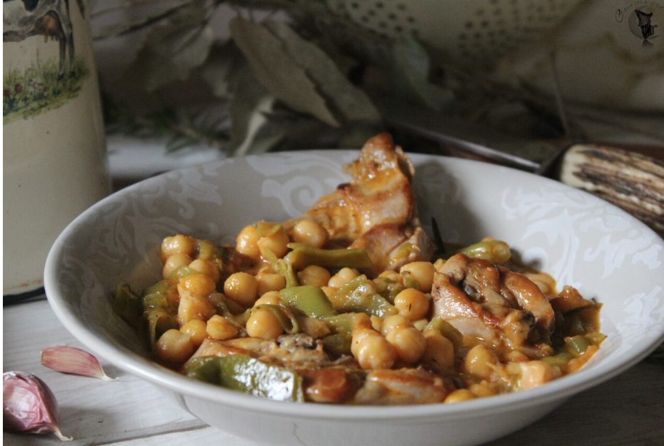 Ensalada de pimientos asados atún y huevo con conejo con garbanzos y habichuelas verdes